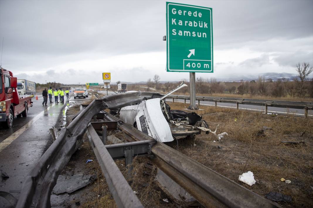 Bariyerlere ok gibi saplanan Konya plakalı otomobil bu hale geldi 5